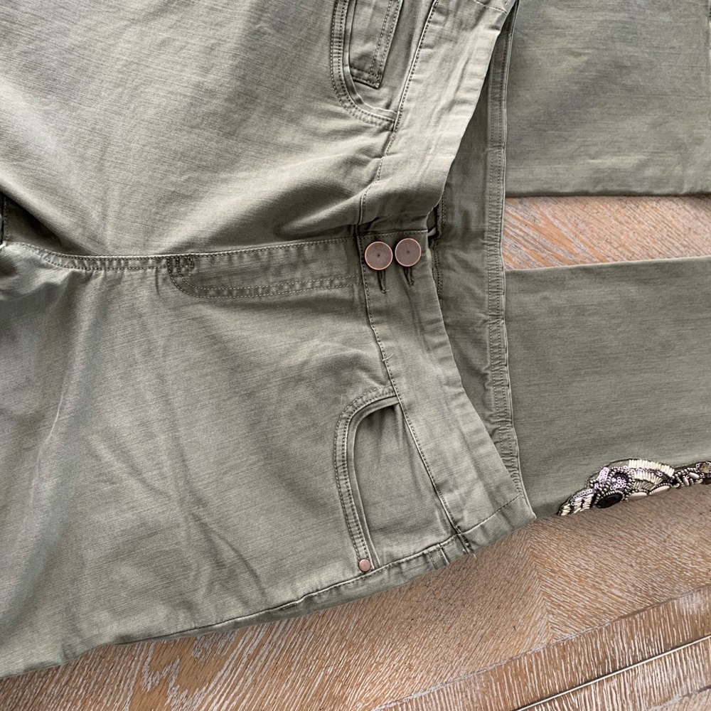Soft Surroundings Pants Tapered Leg Pull On Medium Green Embellished Waist 34” - Picture 5 of 8